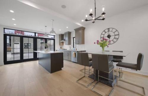 Italian Village House | Jungle House Luxury Homes - Columbus Downtown Short North - Near Convention Center & Nationwide Arena - Sleeps up to 15 - Free Parking - Over 5,800 Five Stars