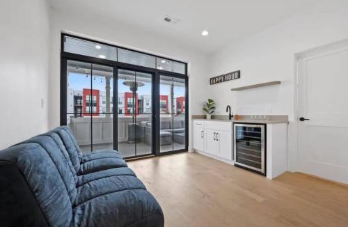Italian Village House | Jungle House Luxury Homes - Columbus Downtown Short North - Near Convention Center & Nationwide Arena - Sleeps up to 15 - Free Parking - Over 5,800 Five Stars