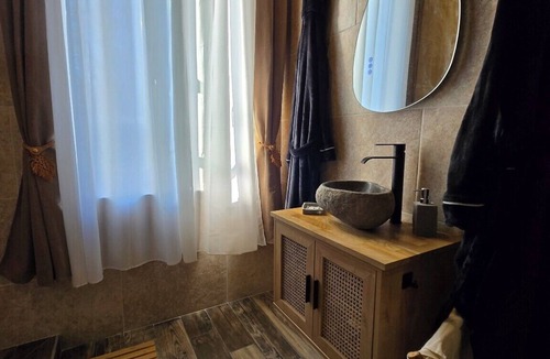 Chateau-Thierry Apartment | Jungle Spa Suite-Sauna & Spa