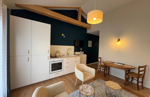 Port-Saint-Pere Cottage | Jungle Studio with Terrace and Heated Pool near Nantes