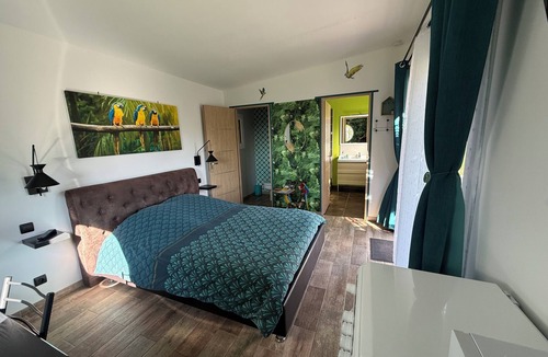 Heloup Bed & Breakfast | Jungle-style wooden accommodation with breakfasts included
