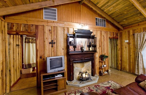 Hot Springs Cabin | Jungle Suite at Ranch Valley Panther Valley