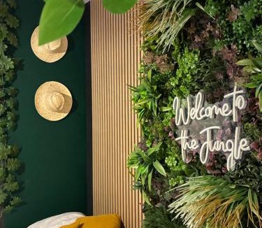 Lunel Apartment | Jungle Suite Jacuzzi Spa Terrasse, Wi-Fi & Parking PV