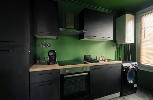Saint-Etienne-des-Hautes-Terres Apartment | Jungle Suite with Spa Bath – Exotic Getaway in Le Havre