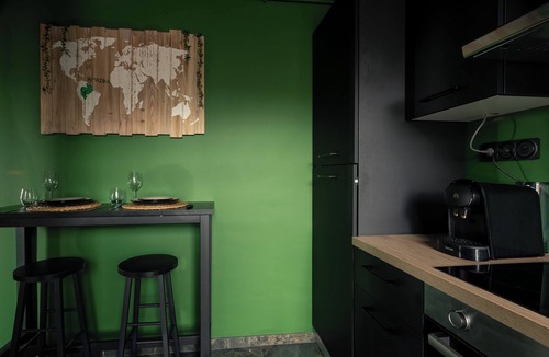 Saint-Etienne-des-Hautes-Terres Apartment | Jungle Suite with Spa Bath – Exotic Getaway in Le Havre