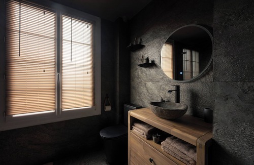 Saint-Etienne-des-Hautes-Terres Apartment | Jungle Suite with Spa Bath – Exotic Getaway in Le Havre