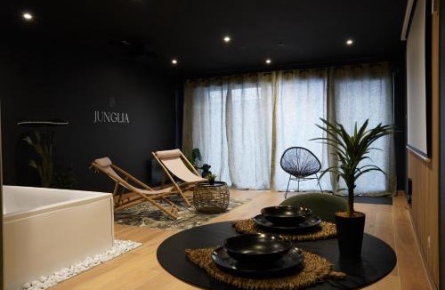 Prefecture Apartment | Junglia Suite - Spa & Ciné