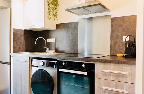 Brignoles Apartment | Juni - Air-conditioned & Balcony