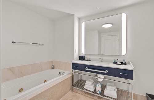 Mid Beach Hotel | Junior Suite Direct Ocean View Fontainebleau