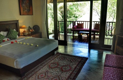Batuan House | Junior Suite room in Sukawati, surrounded by lush gardens