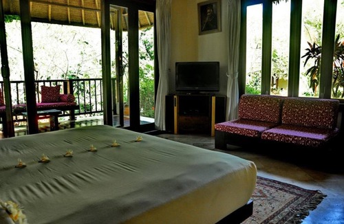 Batuan House | Junior Suite room in Sukawati, surrounded by lush gardens