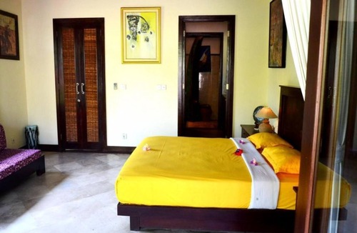 Batuan House | Junior Suite room in Sukawati, surrounded by lush gardens