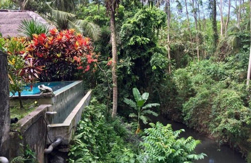 Batuan House | Junior Suite room in Sukawati, surrounded by lush gardens