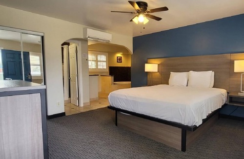 Downtown Hotel | Junior Suite with a Jetted Tub