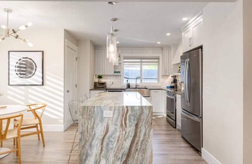 Brentwood House | "Juniper" 3 Bed Upper Suite, Sleeps 6 W Soaker Tub