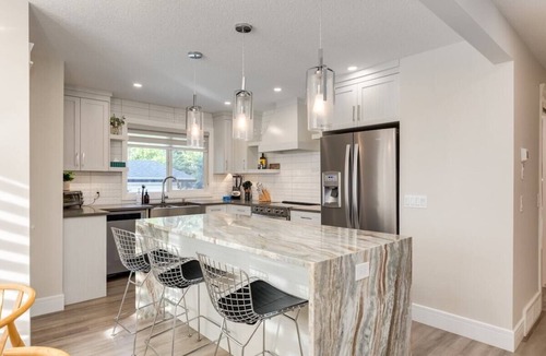 Brentwood House | "Juniper" 3 Bed Upper Suite, Sleeps 6 W Soaker Tub