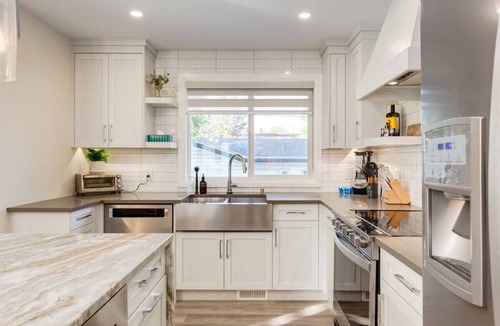 Brentwood House | "Juniper" 3 Bed Upper Suite, Sleeps 6 W Soaker Tub