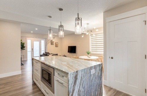 Brentwood House | "Juniper" 3 Bed Upper Suite, Sleeps 6 W Soaker Tub