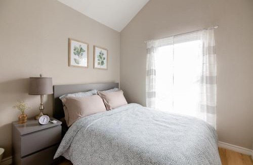 Northside House | Juniper Cottage 2BR Guesthouse with Balcony Near Downtown Houston