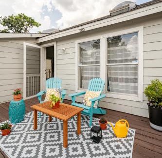 Northside House | Juniper Cottage 2BR Guesthouse with Balcony Near Downtown Houston