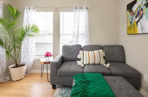 Northside House | Juniper Cottage 2BR Guesthouse with Balcony Near Downtown Houston
