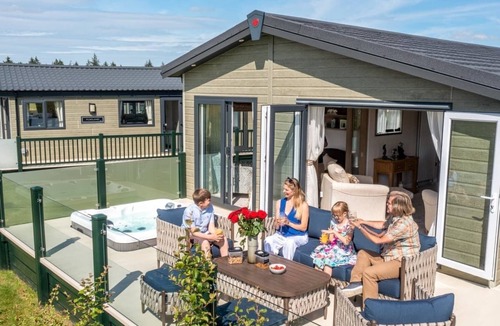 Low Gate Ski Chalet | Juniper Deluxe Lodge