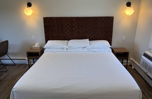 Greenville Junction House | Juniper Motel-Waterfront -King Suite + Cooktop