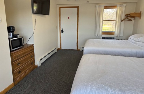 Greenville Junction House | Juniper Motel-Waterfront-Double Queen-Jacuzzi tub