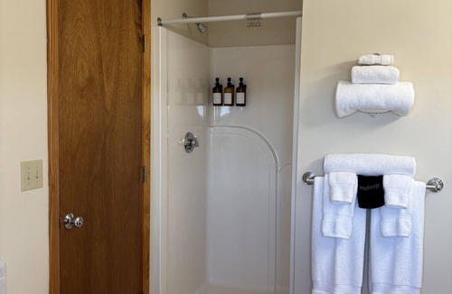 Greenville Junction House | Juniper Motel-Waterfront-Double Queen-Jacuzzi tub