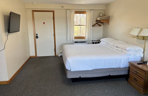 Greenville Junction House | Juniper Motel-Waterfront -King-Dog Friendly🐾