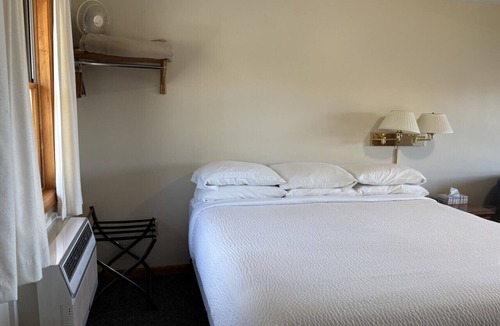 Greenville Junction House | Juniper Motel -Waterfront- King Bed w/Jacuzzi