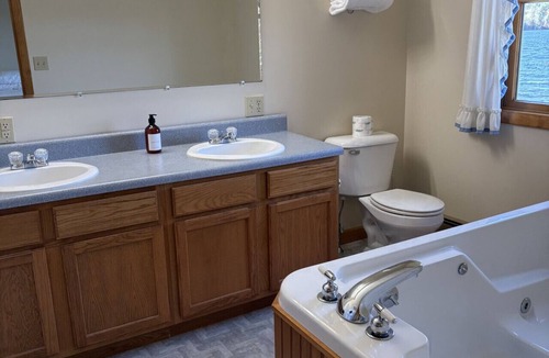 Greenville Junction House | Juniper Motel -Waterfront- King Bed w/Jacuzzi