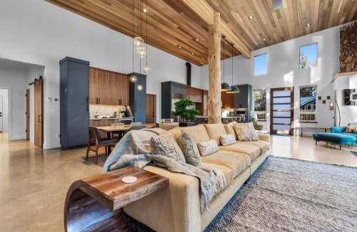 Tumalo House | Juniper River Retreat