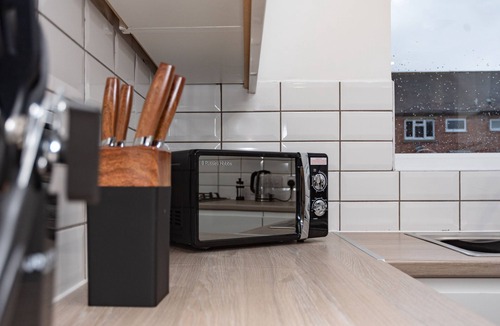 Coalbrookdale House | Juniper - With Parking - Telford - Sleeps 8