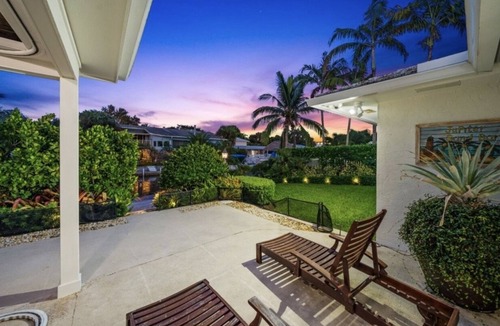 North Center Street House | Jupiter waterfront - dock and new jacuzzi spa , 3 b 2 b fits 30 “ boat