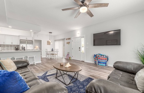 Bella Vista Condo | JupRent's Coastal Paradise - Steps to Beach, Golf, Fishing, Parks - 2Bed/2Bath