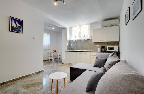 Banjole Apartment | Just 400 meters to beach with pool, whirlpool