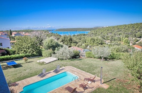 Banjole Apartment | Just 400 meters to beach with pool, whirlpool