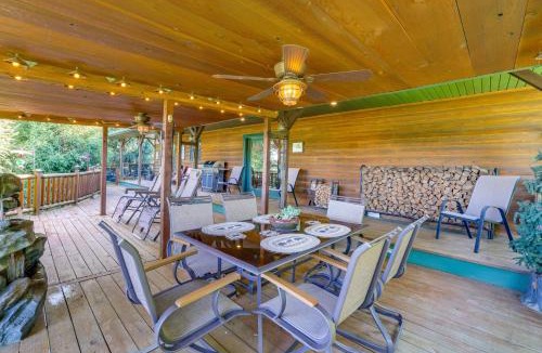 Cassville House | 'Just a Cast Away' Cassville Cabin w/Covered Deck