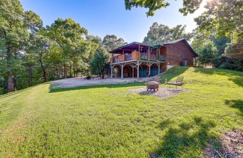 Cassville House | 'Just a Cast Away' Cassville Cabin w/Covered Deck