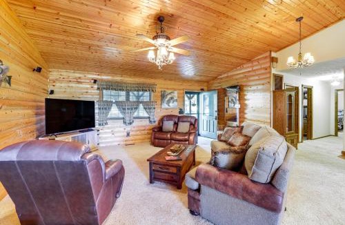 Cassville House | 'Just a Cast Away' Cassville Cabin w/Covered Deck