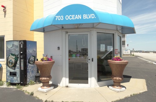 Hampton Apartment | Just a few steps to the beach.