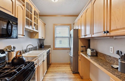 Linden Hills House | Just A Short Stroll to Lake Harriet & Restaurants!