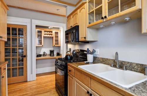 Linden Hills House | Just A Short Stroll to Lake Harriet & Restaurants!