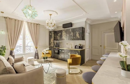Arts-et-Metiers Apartment | JUST A SHORT WALK FROM ICONIC LANDMARKS LOUVRE , NOTRE-DAME & CENTRE POMPIDOU