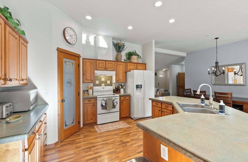 Deschutes River Woods House | Just Around the Bend For 8