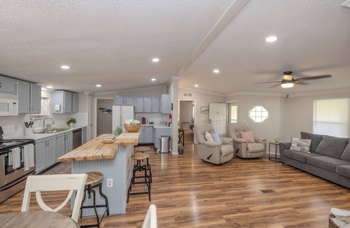 Graford House | JUST CHILLIN Cozy 2-bedroom house blk from water 6 miles rocker b with hot tub