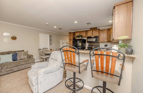 Graford House | JUST CHILLIN Cozy 2-bedroom house blk from water 6 miles rocker b with hot tub