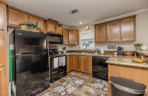 Graford House | JUST CHILLIN Cozy 2-bedroom house blk from water 6 miles rocker b with hot tub