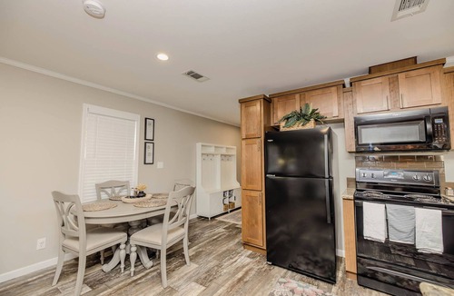 Graford House | JUST CHILLIN Cozy 2-bedroom house blk from water 6 miles rocker b with hot tub